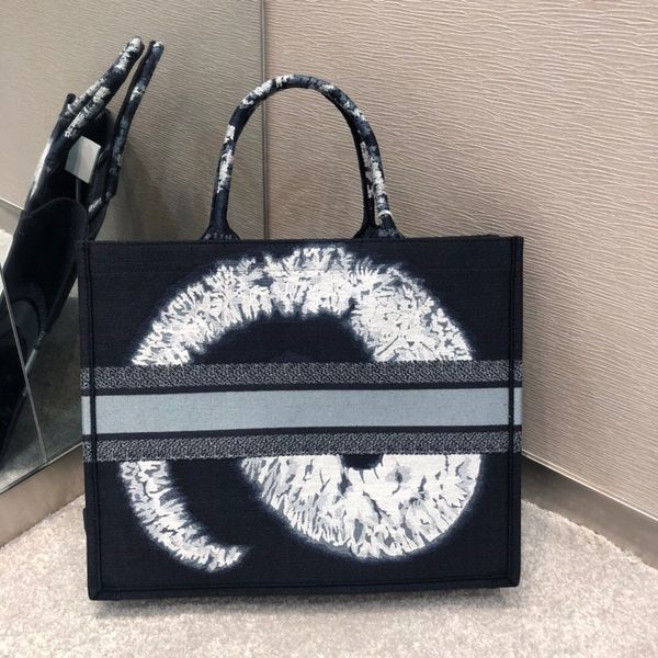 new lady's handbag 7a high-end custom quality large capacity handbag fashion trend casual style unique print surreal style camouflage g
new lady's handbag 7a high-end custom quality large capacity handbag fashion trend casual style unique print surreal style camouflage g
