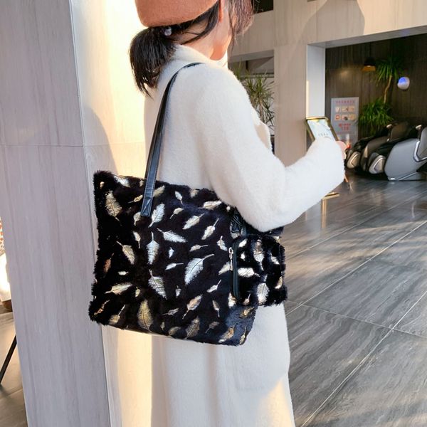 2019 new arrival fashion women's handbags outdoor solid color shoulder bag large capacity plush handbag shopping tote bag ladies
2019 new arrival fashion women's handbags outdoor solid color shoulder bag large capacity plush handbag shopping tote bag ladies