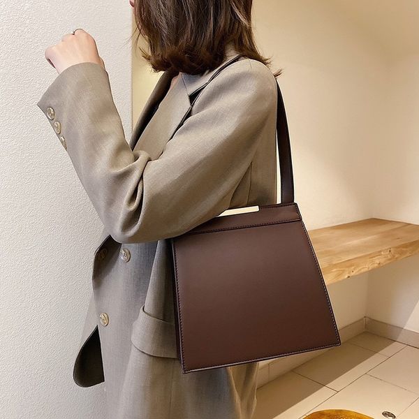 2020 new women's shoulder bag korean version of the fashion and soft leather ladies hong kong style tote bag
2020 new women's shoulder bag korean version of the fashion and soft leather ladies hong kong style tote bag