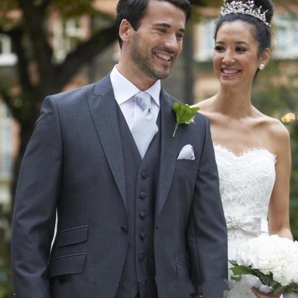 new design one button gray wedding groom tuxedos peak lapel groomsmen mens dinner blazer suits (jacket+pants+vest+tie) 474, Black;gray
new design one button gray wedding groom tuxedos peak lapel groomsmen mens dinner blazer suits (jacket+pants+vest+tie) 474, Black;gray