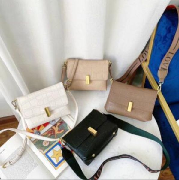 spring and summer new style female bag, mini small crowd retro croc texture of small square bag size: 19x17x6cm
spring and summer new style female bag, mini small crowd retro croc texture of small square bag size: 19x17x6cm