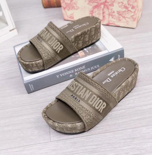 mens and womens fashion leather thong sandals with gold-toned detail causal slippers beach flats rubber flip flops, Black;brown
mens and womens fashion leather thong sandals with gold-toned detail causal slippers beach flats rubber flip flops, Black;brown