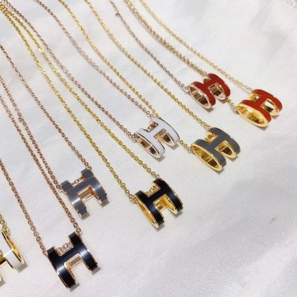 pearl milk tea gray letter h necklace chain clavicle red mesh with the money sterling silver plating 18k gold does not fade anti-allergic 
pearl milk tea gray letter h necklace chain clavicle red mesh with the money sterling silver plating 18k gold does not fade anti-allergic