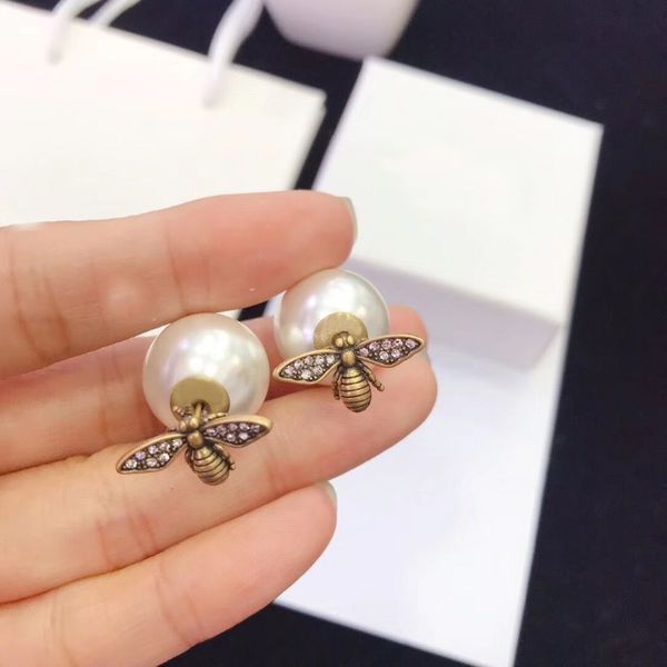 2020 classic bee earrings pearl earplugs simple fashion temperament elegant ladies luxury elegant gifts products can be detach, Silver
2020 classic bee earrings pearl earplugs simple fashion temperament elegant ladies luxury elegant gifts products can be detach, Silver
