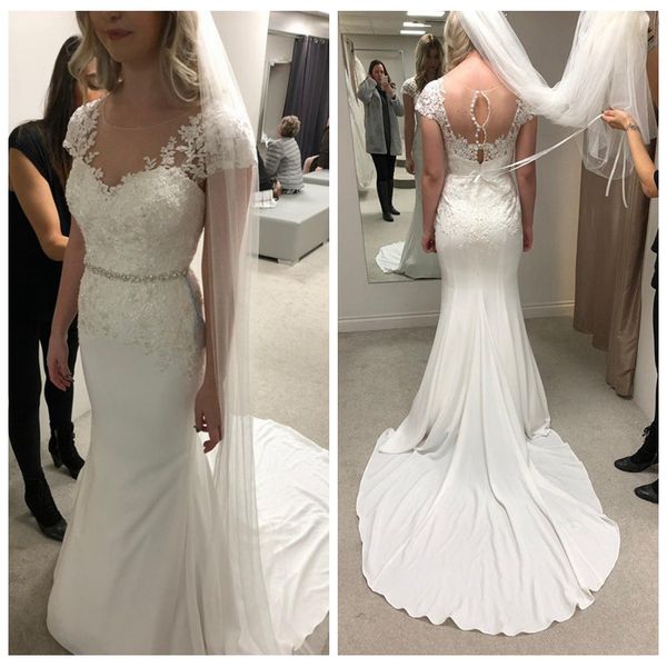 charming o-neck white mermaid wedding dresses lace appliques pearls beading bridal dress robe de mariée courte wedding gowns for bride
charming o-neck white mermaid wedding dresses lace appliques pearls beading bridal dress robe de mariée courte wedding gowns for bride