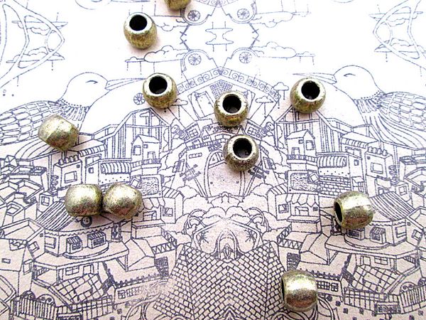90pcs- beads, antique bronze round metal bead, beadwork charms pendant 8x6mm, Bronze;silver
90pcs- beads, antique bronze round metal bead, beadwork charms pendant 8x6mm, Bronze;silver