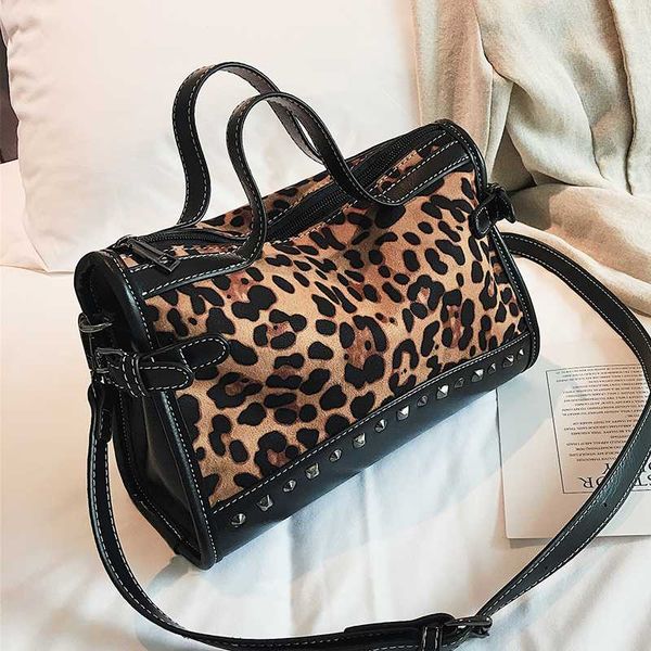 леопард тотализаторы сумочка женщины скраб сумка заклепки мода лоскутное crossbody сумка молния большой емкости твердые сумки
леопард тотализаторы сумочка женщины скраб сумка заклепки мода лоскутное crossbody сумка молния большой емкости твердые сумки