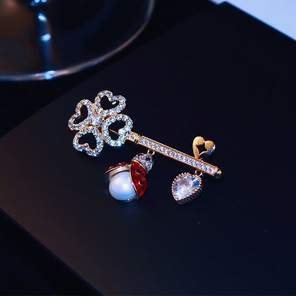 new trendy fashion luxury designer super glittering beautiful diamond zircon cute bee flower pendant pin brooches jewelry for woman girls, Gray
new trendy fashion luxury designer super glittering beautiful diamond zircon cute bee flower pendant pin brooches jewelry for woman girls, Gray
