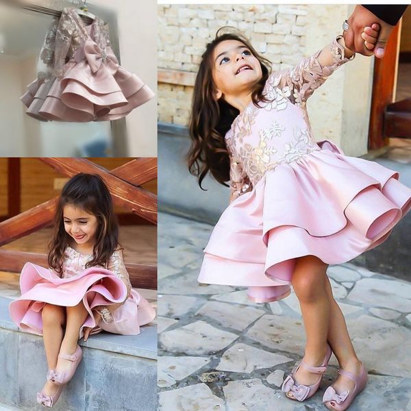 Pink Knee Length Flower Girl Dress Golden Applique Logn Sleeve Tired Satin Girls Pageant Gowns Girls First Holy Communion Dresses with Bow
Pink Knee Length Flower Girl Dress Golden Applique Logn Sleeve Tired Satin Girls Pageant Gowns Girls First Holy Communion Dresses with Bow