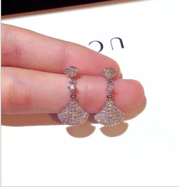 s925 silver needle skirt earrings new simple super flash fan-shaped diamond circle temperament versatile earrings
s925 silver needle skirt earrings new simple super flash fan-shaped diamond circle temperament versatile earrings