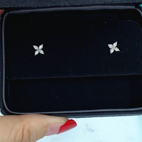 shinetung s925 fashionable lucky clover inlaid with zircon earrings, 1: 1 high-end women's jewelry valentines birthday gift, Golden;silver
shinetung s925 fashionable lucky clover inlaid with zircon earrings, 1: 1 high-end women's jewelry valentines birthday gift, Golden;silver