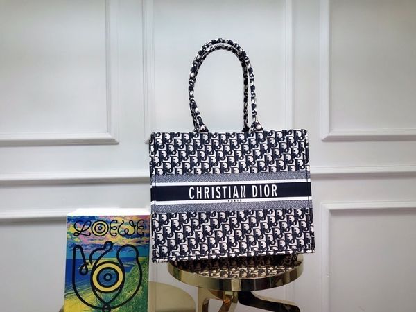Women's embroidered shopping bag will be a combination of handsome and elegant two styles of fashion and personality
Women's embroidered shopping bag will be a combination of handsome and elegant two styles of fashion and personality