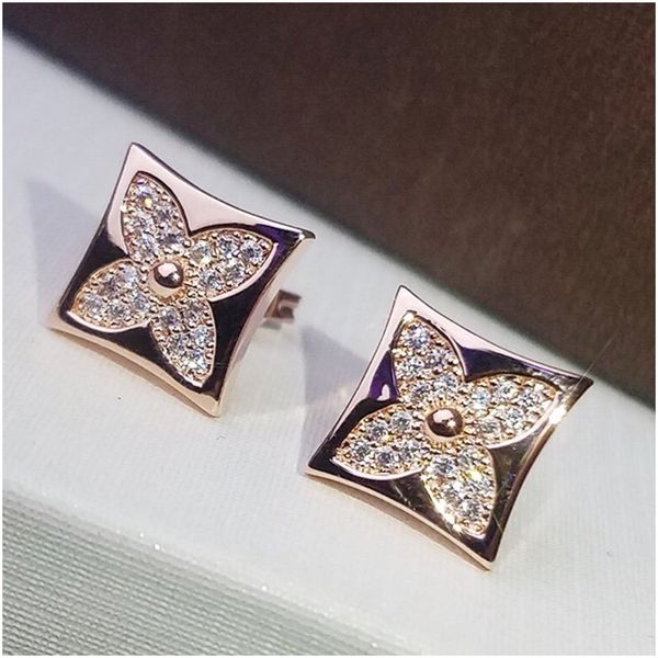 2020 fashion copper plated four-leaf clover stud earrings for ladies new brand luxury jewelry for bride with box with stamp ing, Golden;silver
2020 fashion copper plated four-leaf clover stud earrings for ladies new brand luxury jewelry for bride with box with stamp ing, Golden;silver