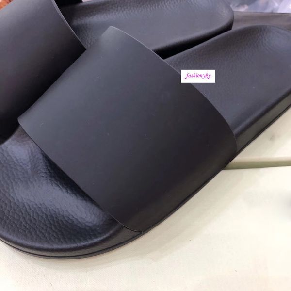 new fashion off casual shoes indoor beach slippers white printing sweethearts shoes with box, Black
new fashion off casual shoes indoor beach slippers white printing sweethearts shoes with box, Black