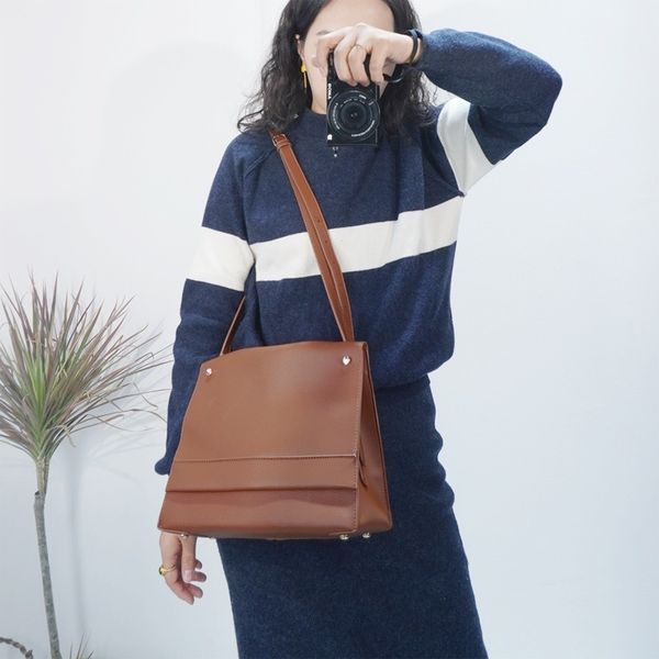2020 new ladies shoulder bag fashion korean version simple large-capacity clamshell magnetic buckle pu ladies shoulder tote bag
2020 new ladies shoulder bag fashion korean version simple large-capacity clamshell magnetic buckle pu ladies shoulder tote bag