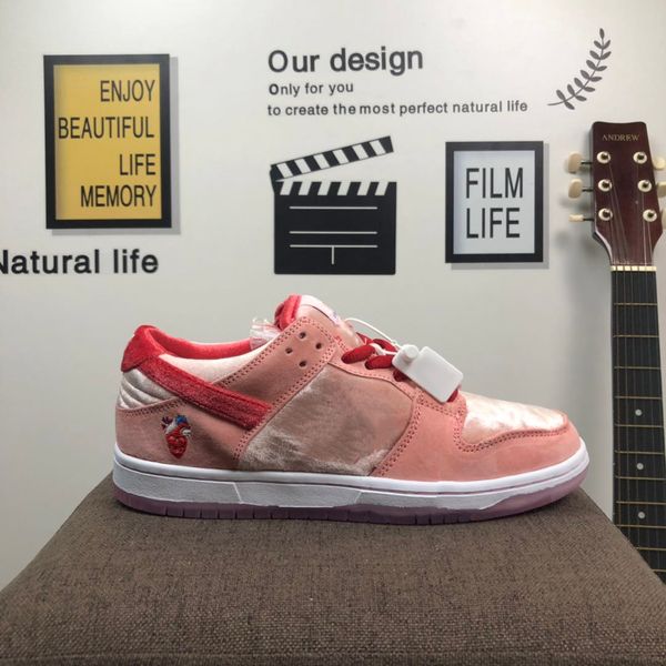 2020 new strangelove x sb dunk low running shoes for women pink valentine's day des chaussures mens trainers designer sports sneakers, White;red
2020 new strangelove x sb dunk low running shoes for women pink valentine's day des chaussures mens trainers designer sports sneakers, White;red