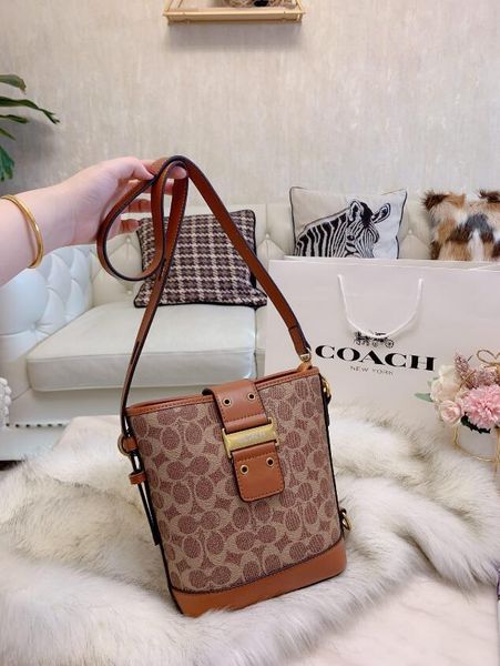 stray bucket bag retro classic shoulder strap cross-body bag fashionable lady 4 colors available size 18*22cm ag
stray bucket bag retro classic shoulder strap cross-body bag fashionable lady 4 colors available size 18*22cm ag