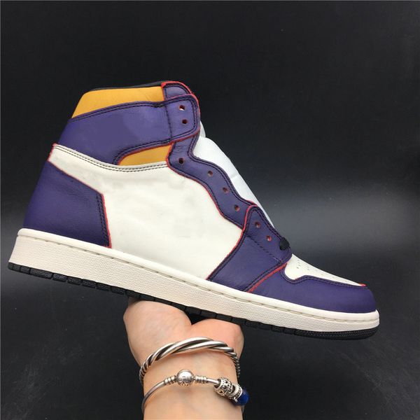 version 1 high og lakers chicago court purple black sail university gold man designer sport sneakers come with box size us7.5-12, White;red
version 1 high og lakers chicago court purple black sail university gold man designer sport sneakers come with box size us7.5-12, White;red