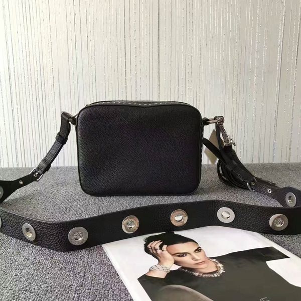 superstar explosion female designer luxury fashion ladies new hollow square bag slung single room bag 24 * 18 * 7cm
superstar explosion female designer luxury fashion ladies new hollow square bag slung single room bag 24 * 18 * 7cm