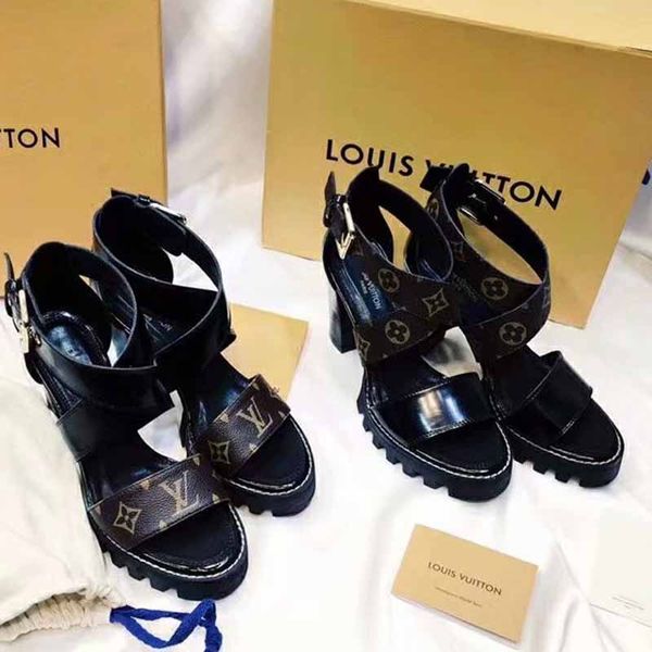 Модные женские сандалии на толстом каблуке. Женский показ мод. Сексуальные туфли
Модные женские сандалии на толстом каблуке. Женский показ мод. Сексуальные туфли