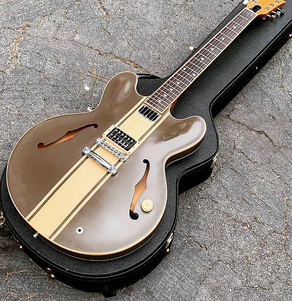 rare 333 tom delonge signature semi hollow body white black stripe jazz electric guitar cream body binding, single pickup, nickel hardware
rare 333 tom delonge signature semi hollow body white black stripe jazz electric guitar cream body binding, single pickup, nickel hardware