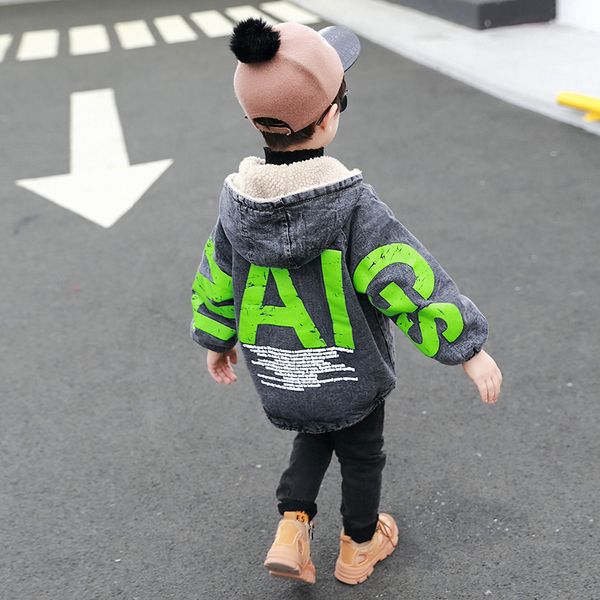 2020 new winter boy's wild jacket children's personality large letters plus velvet denim coat tide, Blue;gray
2020 new winter boy's wild jacket children's personality large letters plus velvet denim coat tide, Blue;gray