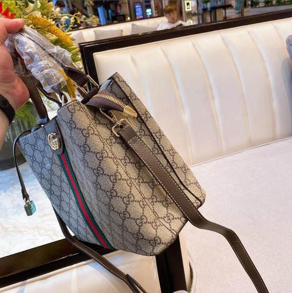 carry a large capacity essential color for going out classic lady's new fashion printed casual handbag
carry a large capacity essential color for going out classic lady's new fashion printed casual handbag