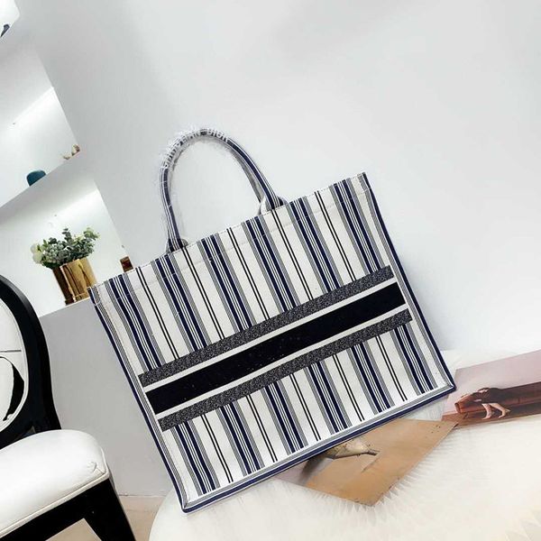2020 new show luxury designer design fashion shopping bag embroidery handbag super practical shoulder bag
2020 new show luxury designer design fashion shopping bag embroidery handbag super practical shoulder bag