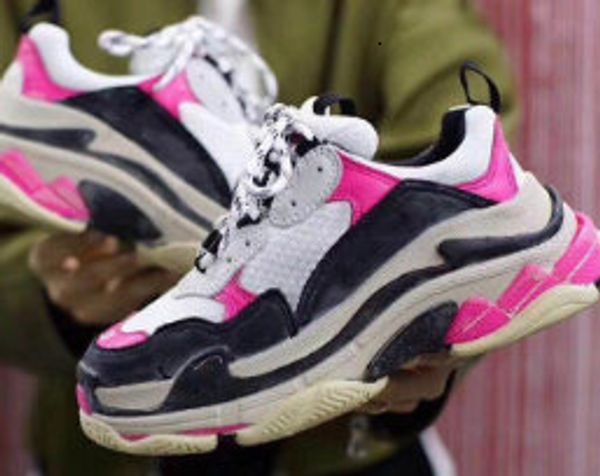 2019 17 designer triple s for men women sneakers pairs fw black white red pink mens trainers fashion casual dad shoe increasing sneaker
2019 17 designer triple s for men women sneakers pairs fw black white red pink mens trainers fashion casual dad shoe increasing sneaker
