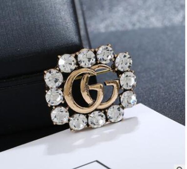 Unisex Luxury Designer Men Women Pins Brooches Gold Plated Letter Brooch Pin for Suit Dress Pins for Party Wedding Nice Gift for Friends
Unisex Luxury Designer Men Women Pins Brooches Gold Plated Letter Brooch Pin for Suit Dress Pins for Party Wedding Nice Gift for Friends