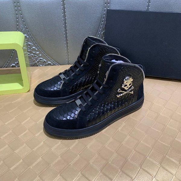 h826 2019 luxury designer mens shoes new fashion scale patent-leather high-skeleton skull metal leather breathable short leather boot, Black
h826 2019 luxury designer mens shoes new fashion scale patent-leather high-skeleton skull metal leather breathable short leather boot, Black