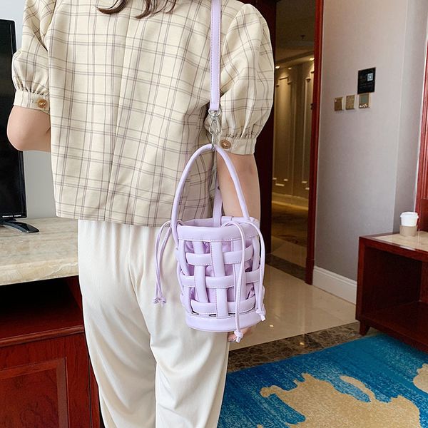 original design texture handbag 2020 new woven shoulder messenger bag fashion joker bucket bag
original design texture handbag 2020 new woven shoulder messenger bag fashion joker bucket bag