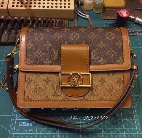 2019s Fashion Design Women's DAUPHINE M44391 Shoulder Bag Medium Chain Bags Genuine Leather Messenger Purse Female Handbags designer handba
2019s Fashion Design Women's DAUPHINE M44391 Shoulder Bag Medium Chain Bags Genuine Leather Messenger Purse Female Handbags designer handba
