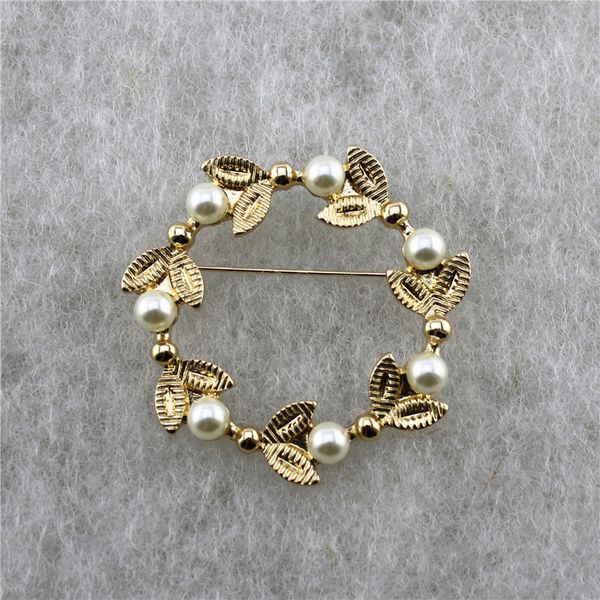 new european and american style fashion fashion alloy inlaid imitation pearl wreath brooch, Gray
new european and american style fashion fashion alloy inlaid imitation pearl wreath brooch, Gray