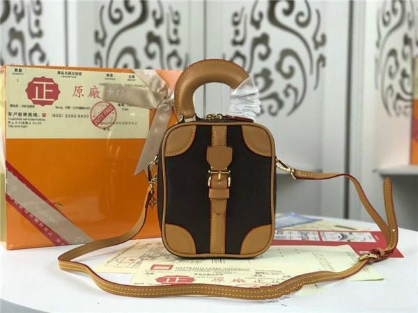 louis vuitton women handbags весна и лето 2019 года показывают модную сумочку, ретро-шарм, умелое использование верхней ручки, плечевого рем
louis vuitton women handbags весна и лето 2019 года показывают модную сумочку, ретро-шарм, умелое использование верхней ручки, плечевого рем