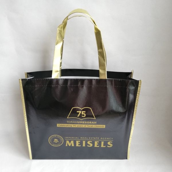 1000pcs/lot 40x30hx10cm custom logo laminated black metallic laser non-woven shoulder shopping bags with gold edge and handle
1000pcs/lot 40x30hx10cm custom logo laminated black metallic laser non-woven shoulder shopping bags with gold edge and handle