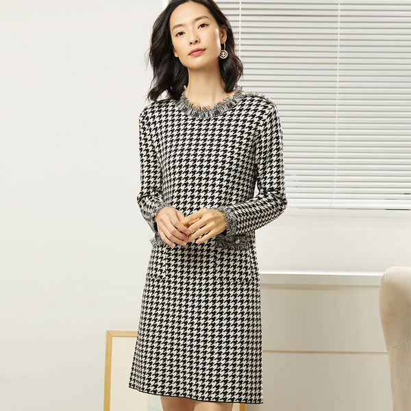 the new fall/winter 2019 collection of women's dresses features a retro color contrast base skirt and a mid-length sweater for women, Black;gray
the new fall/winter 2019 collection of women's dresses features a retro color contrast base skirt and a mid-length sweater for women, Black;gray