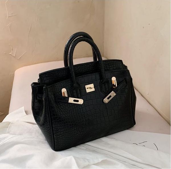 brand new shoulder bag, leather, luxury handbag, wallet, global limited women's bag, designer handbag, messenger bag, size 26*2
brand new shoulder bag, leather, luxury handbag, wallet, global limited women's bag, designer handbag, messenger bag, size 26*2