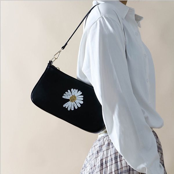 2020 new korean shoulder bag women's casual fashion small fresh bag small daisy baguette ladies
2020 new korean shoulder bag women's casual fashion small fresh bag small daisy baguette ladies