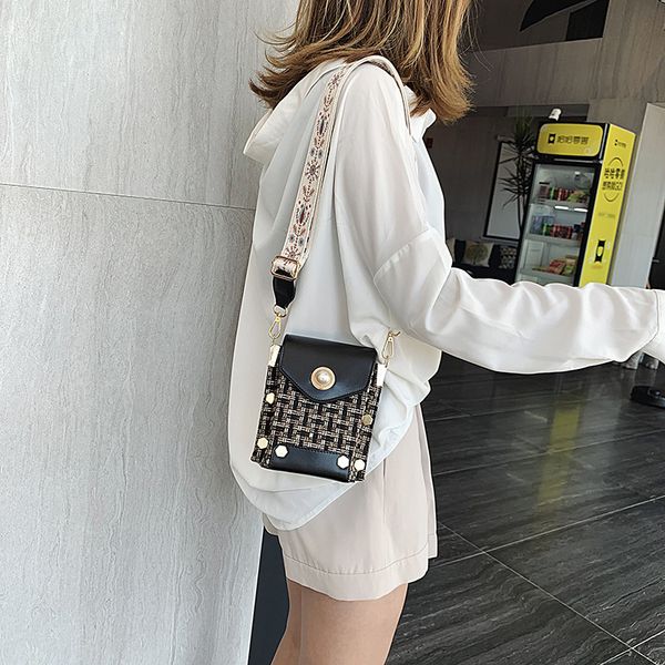 net red texture small square bag women 2019 new embroidered shoulder strap messenger bag pearl liu ding shoulder
net red texture small square bag women 2019 new embroidered shoulder strap messenger bag pearl liu ding shoulder
