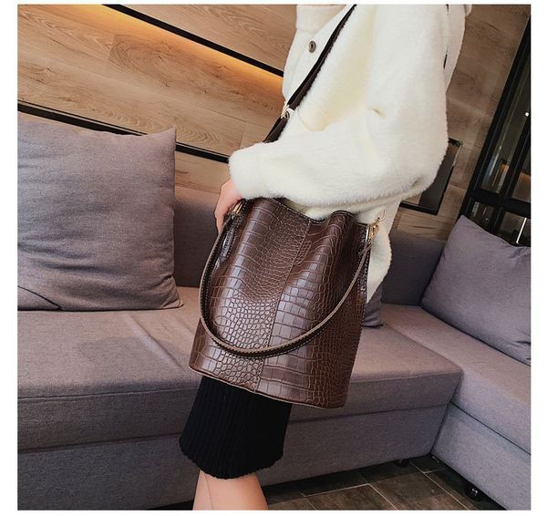 fashion big bag women 2020 new crocodile design single shoulder bucket bag large capacity broadband messenger
fashion big bag women 2020 new crocodile design single shoulder bucket bag large capacity broadband messenger