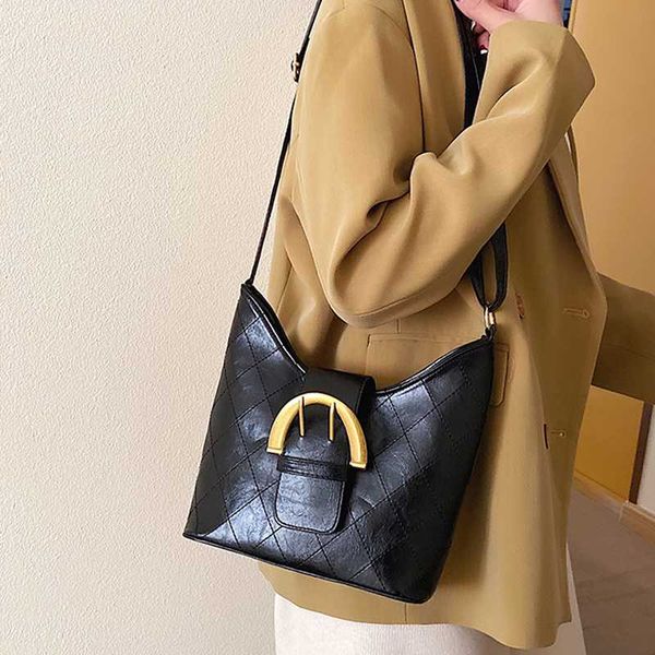women's bag 2020 autumn and winter new luxury portable large-capacity rhombic retro bucket wild one-shoulder messenger large bag
women's bag 2020 autumn and winter new luxury portable large-capacity rhombic retro bucket wild one-shoulder messenger large bag
