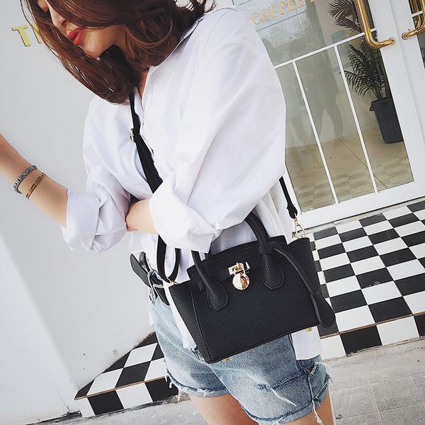 casual trapeze women crossbody bags designer handbags luxury matte pu leather shoulder messenger bag chic purses lady sac 2019 mx200327
casual trapeze women crossbody bags designer handbags luxury matte pu leather shoulder messenger bag chic purses lady sac 2019 mx200327