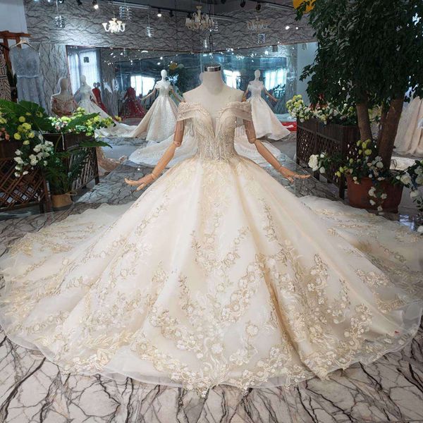 2019 design lace wedding dress deep v neck tassel beaded wedding gown fishbone long train detail applique bridal gown croatia, White 
2019 design lace wedding dress deep v neck tassel beaded wedding gown fishbone long train detail applique bridal gown croatia, White