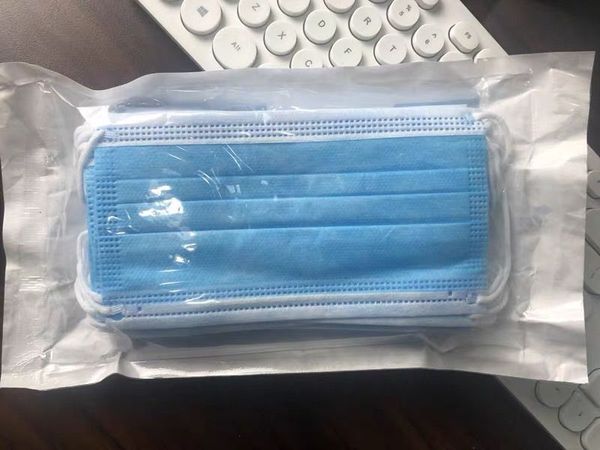 a class quality 3-ply non-woven dust air n95 grade mouth mask disposable bfe95% marks face shield earloop with retail package
a class quality 3-ply non-woven dust air n95 grade mouth mask disposable bfe95% marks face shield earloop with retail package