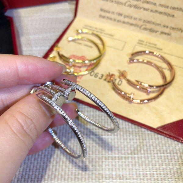 2019 latest model women's earrings stud for goddess classic classic nail with drill, Golden;silver
2019 latest model women's earrings stud for goddess classic classic nail with drill, Golden;silver