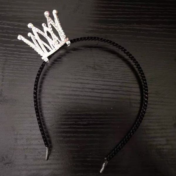 three-dimensional crown, Slivery;white
three-dimensional crown, Slivery;white