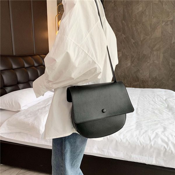 2020 new ladies shoulder bag fashion lock small square bag crossbody saddle 
2020 new ladies shoulder bag fashion lock small square bag crossbody saddle