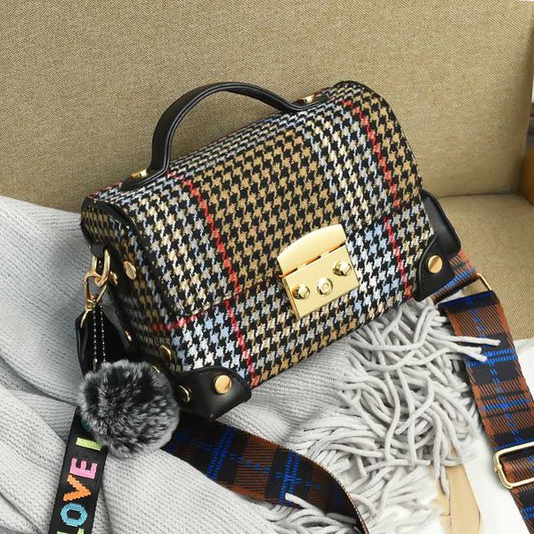 new canvas striped fashion flap plush pendant 2020 women handbags pu leather ladies shoulder bags cross body bags
new canvas striped fashion flap plush pendant 2020 women handbags pu leather ladies shoulder bags cross body bags