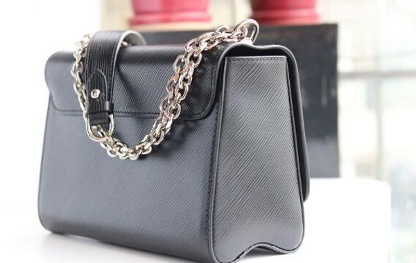 2020 luxury new water ripple twist one shoulder messenger chain women bag 50332 leather designer change card bag wedding dress bride bag
2020 luxury new water ripple twist one shoulder messenger chain women bag 50332 leather designer change card bag wedding dress bride bag